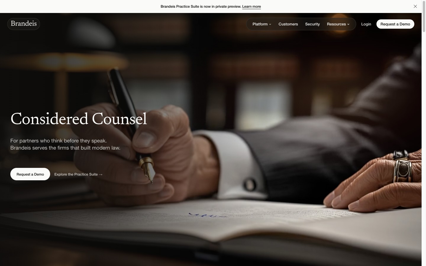 Brandeis 히어로 — 만년필로 문서에 서명하는 손